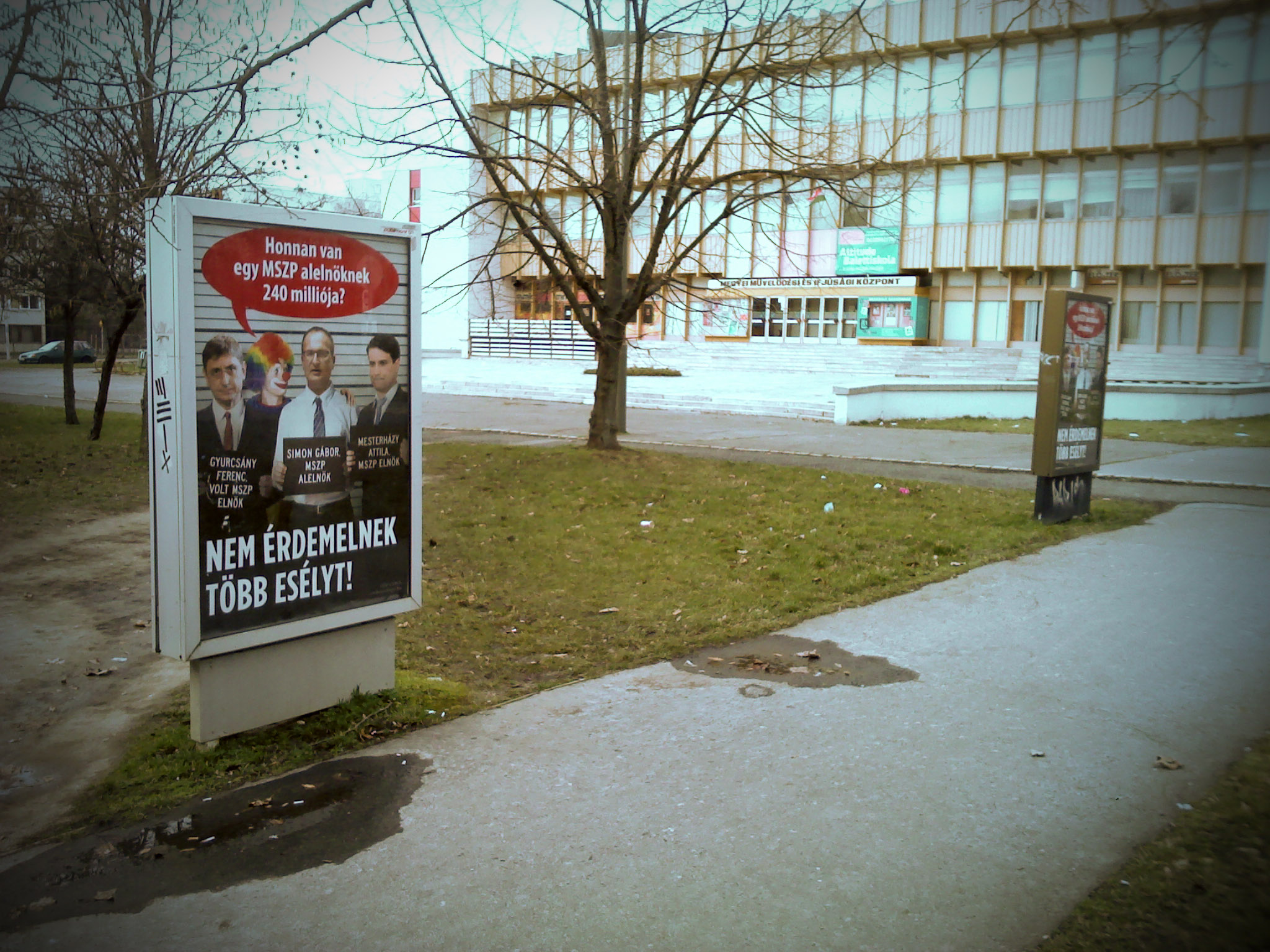 Szombathelyi plakát 2014. 02. 23-án Köz-Hír fotó: Bokor István