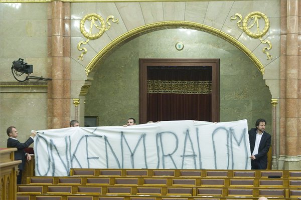 önkényuralom DK