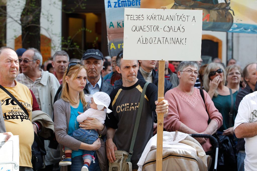 Tüntettek a fővárosban a Quaestor-károsultakért
