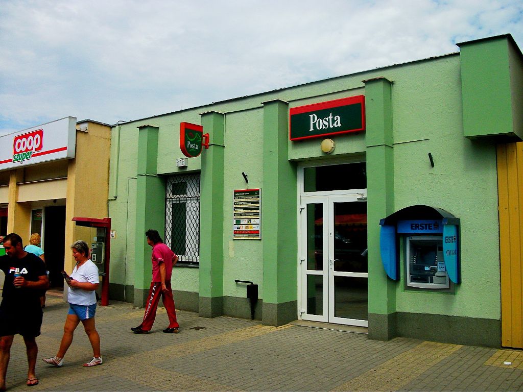 A lakosság 200 ezer forintig díjmentesen válthat készpénzt a postákon