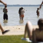 Strandolók a Balatonnál