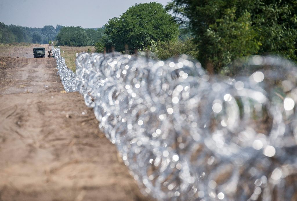 Este több száz migráns érkezett a határra