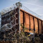 Illegális bevándorlás  Határzárként használt vasúti v
