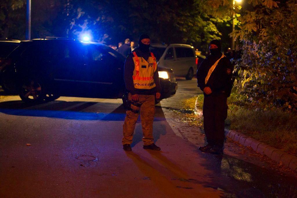 A TEK egy autót vizsgál Keszthelyen