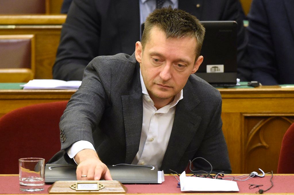 Rogán: oda kell figyelni az emberekre