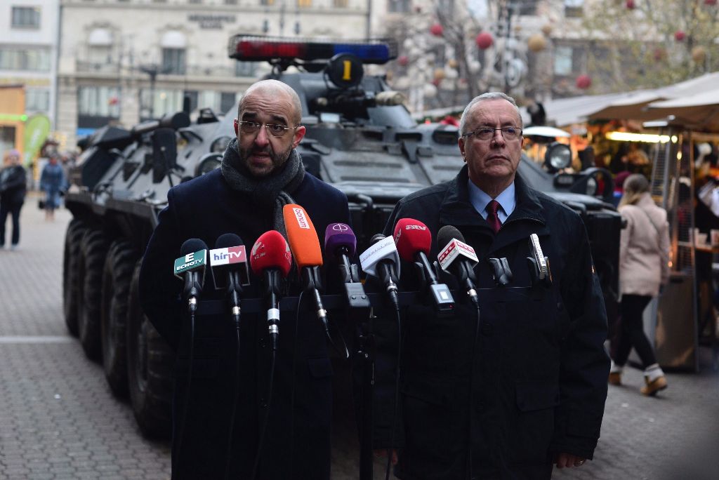 Bakondi: csak azok léphetnek be Magyarországra, akikről mindent tudunk