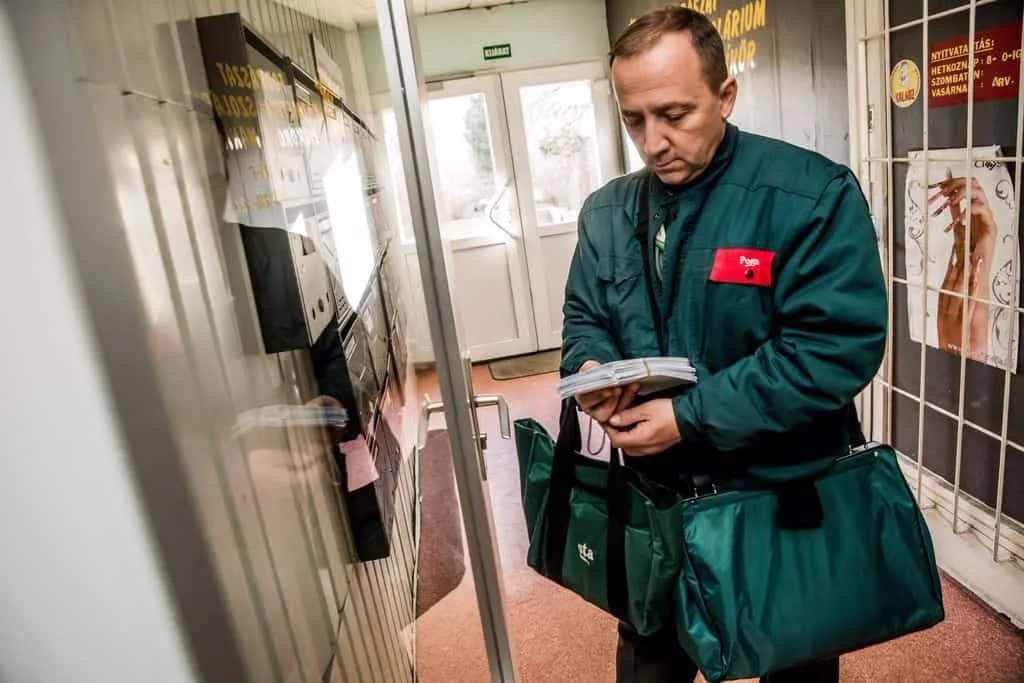 A nyugdíjasoknak szánt Erzsébet-utalványok kézbesítése