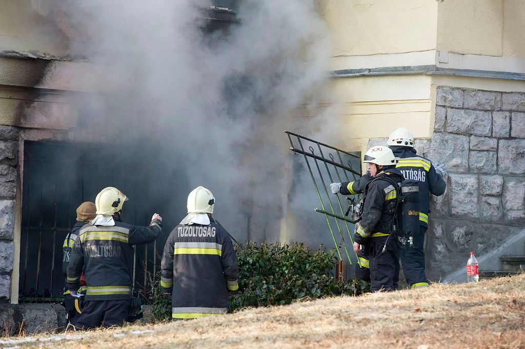 Két ember megégett egy fővárosi tűzben