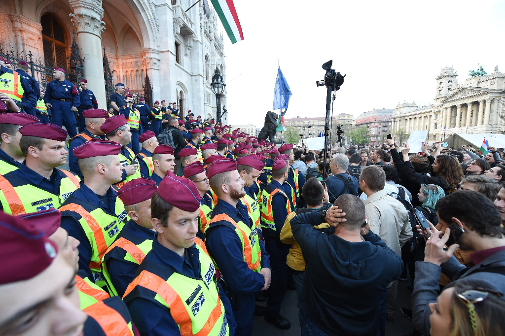 Élőlánccal tiltakoztak az Országgyűlés CEU-t érintő döntése miatt