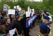 A határok megnyitását követelték tüntetők Röszkén