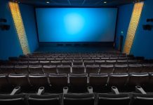 Több film lesz elérhető eredeti nyelven, de nem szűnnek meg a szinkronizált filmek