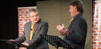 Telt házas sikerrel debütált a NEM GYALOG közéleti kabaré