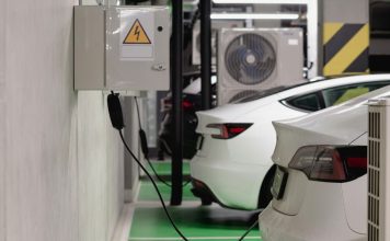 „A parkolóház tüze nem ott kezdődik, ahol látjuk” – az elektromos autók a mélygarázsok új tűzkockázatát jelentik?