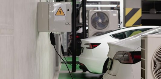 „A parkolóház tüze nem ott kezdődik, ahol látjuk” – az elektromos autók a mélygarázsok új tűzkockázatát jelentik?