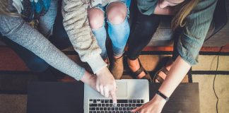A vásárlók közel fele már mesterséges intelligenciával vadászik ajándékötletekre