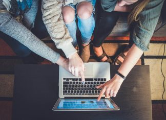 A vásárlók közel fele már mesterséges intelligenciával vadászik ajándékötletekre