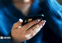 Éjféli közösségi média-használati tilalmat javasolnak az idősebb brit tinédzserek számára
