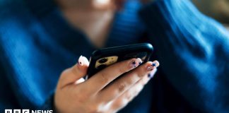 Éjféli közösségi média-használati tilalmat javasolnak az idősebb brit tinédzserek számára
